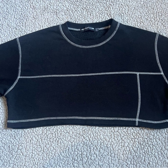 PrettyLittleThing Black Contrast Stitch Crop Sweatshirt - Picture 3 of 9